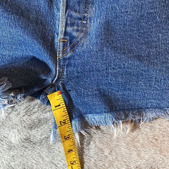 Levi’s 501 Button Fly Denim cut Off Raw Hem Shorts Size 28 - Picture 11 of 11